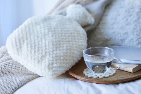 bouillotte tiède sur le nombril d'une femme enceinte