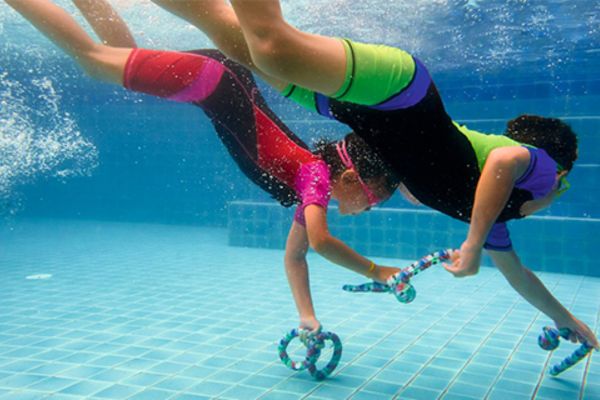 Jeux aquatiques avec du matériel