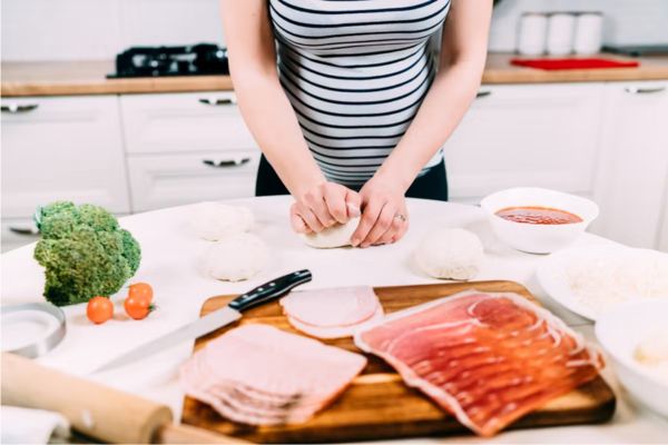 femme enceinte et charcuterie