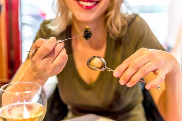 femme enceinte mangeant des escargots au restaurant