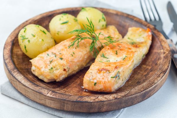 saumon au four et pommes de terre